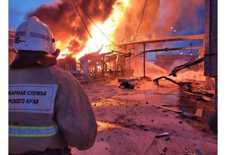 Пожар в руска база, ударена от украински дронове