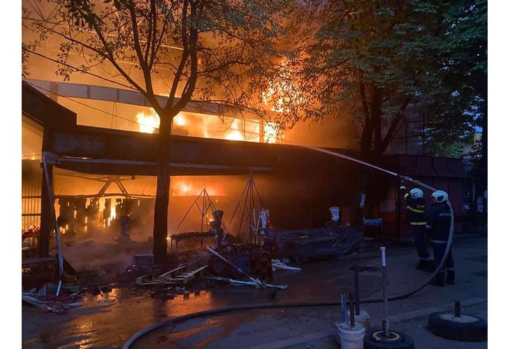 Пожар изпепели част от пазара в центъра на Перник