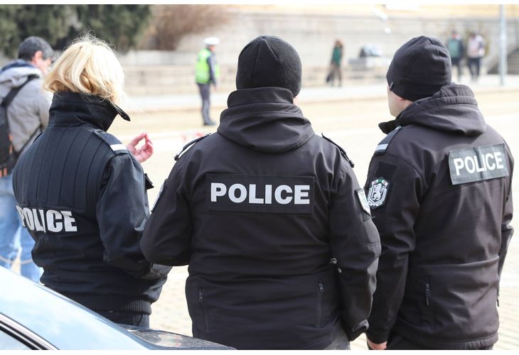 Полицията е заловила бус с 37 мигранти на автомагистрала Люлин.