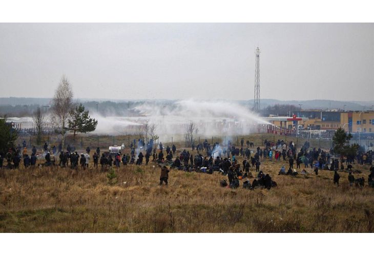 Полските власти разпръскват с водни оръдия прииждащите мигранти