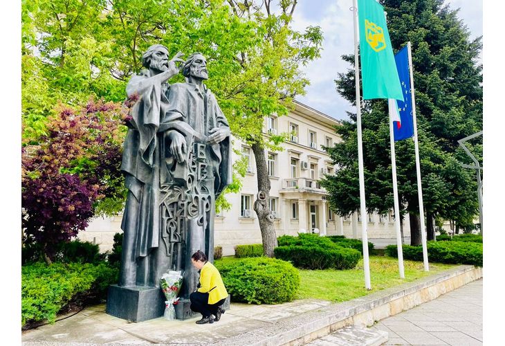 Почитаме паметта на създателите на славянската книжовност