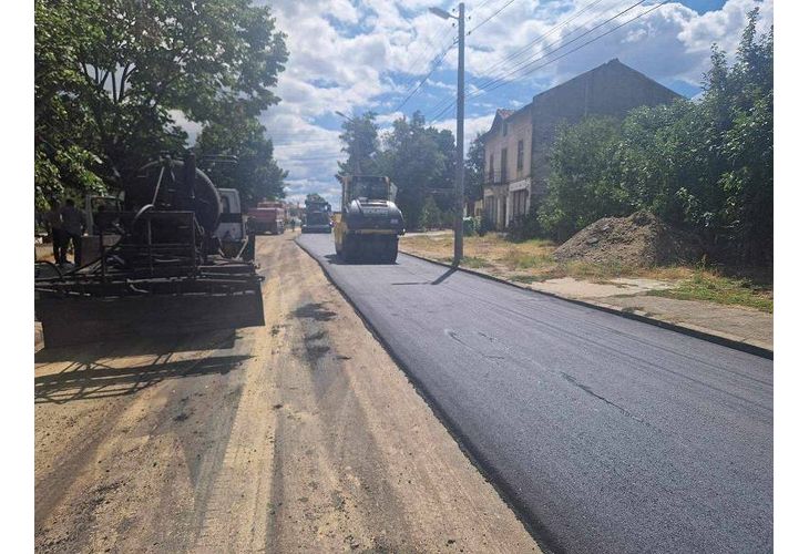 Преасфалтират улица в Дъбене