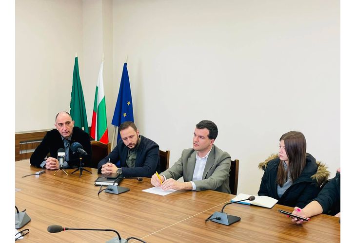 Председателят на Общинския съвет във Враца д-р Владимир Христов (втори отдясно наляво)