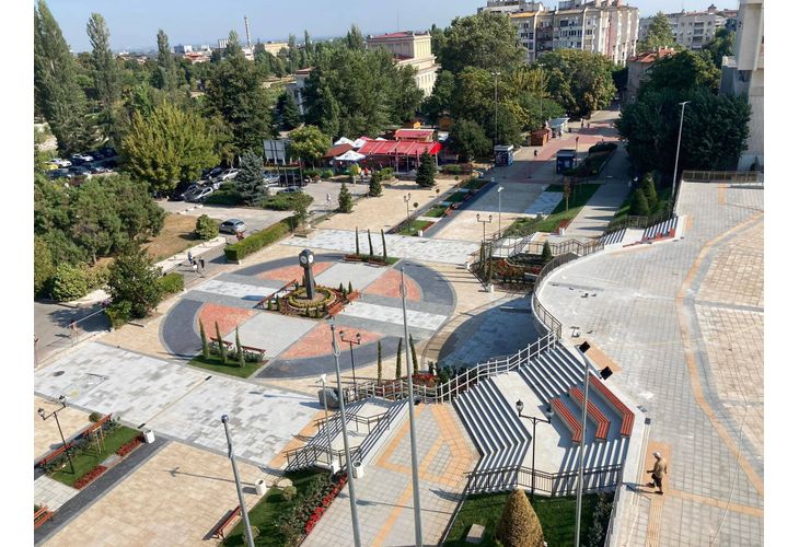 Обновеният централният площад в Асеновград