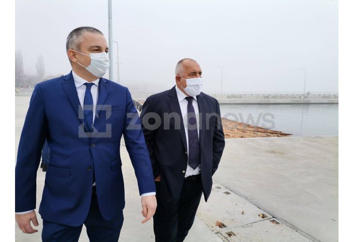 Премиерът Борисов и кметът на Варна Портних разглеждат новото рибарско пристанище