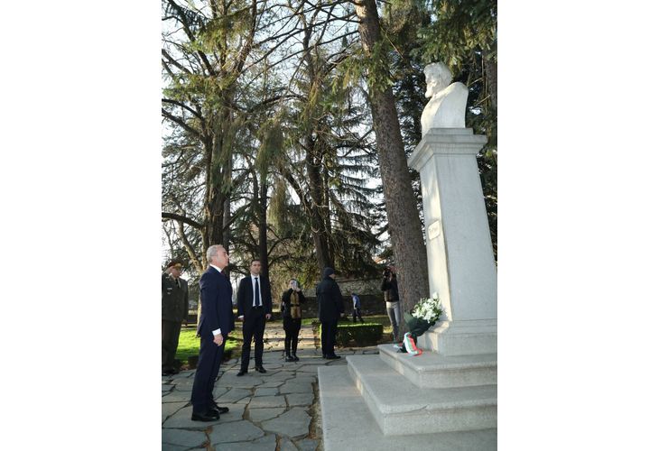 Премиерът Гълъб Донев пред паметника на Христо Ботев