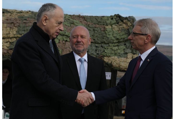 Премиерът Николай Денков, заместник генералния секретар на НАТО Мирча Джоана и министърът на отбраната Тодор Тагарев