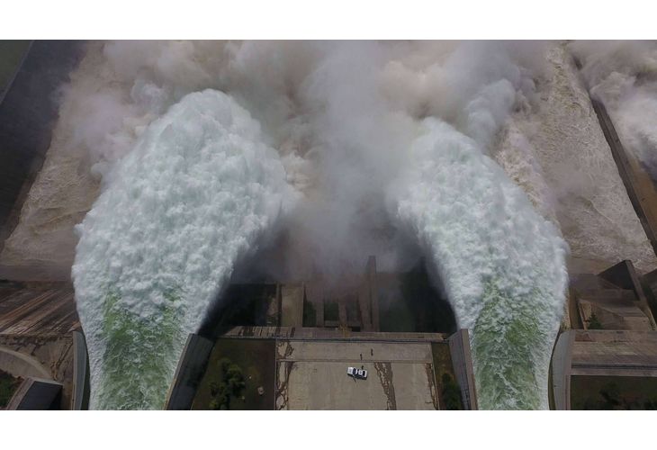 Изпускане на препълнен язовир 