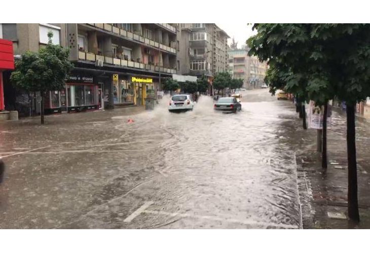 Проливен дъжд във В. Търново