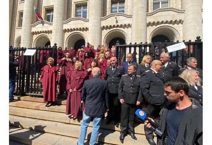 Протест на магистрати и съдебни служители