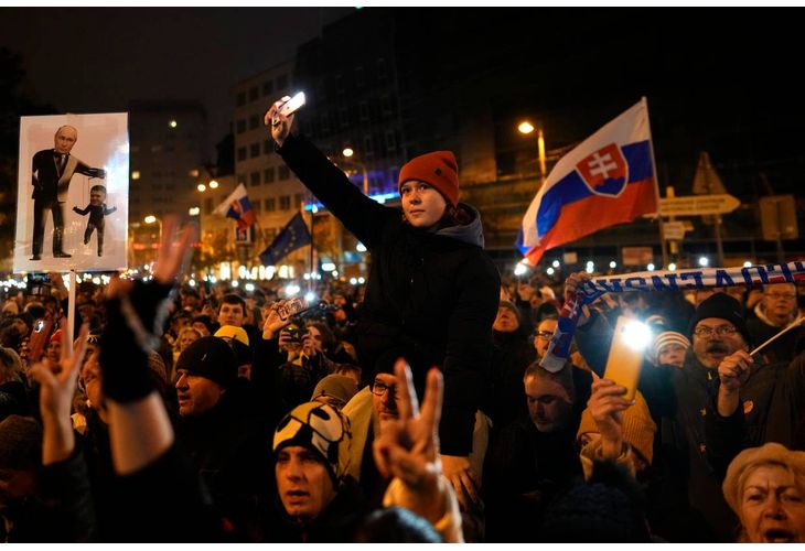 Протести срещу Фицо в Словакия Протести срещу Фицо в Словакия