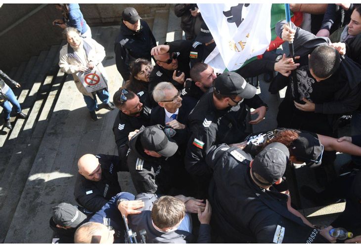 Протестиращи биха с пръчка и с юмруци служебния министър на образованието Денков