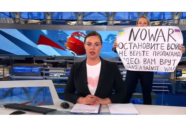 Смелата руска журналистка Марина Овсянникова прекъсна живото излъчване на руската