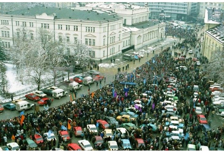 Хиляди български граждани направиха жива верига на 10 януари 1997 г. около НС
