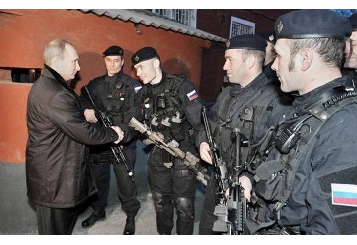 Владимир Путин се ръкува с боеца от отряда "Алфа" на ФСБ (сега ръководител на "Център 795") Денис Фисенко