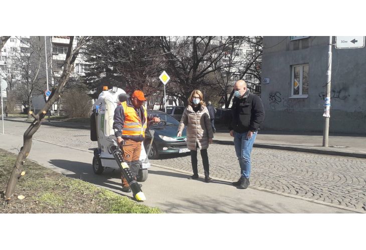 Първите електрически машини за почистване на тротоари в София