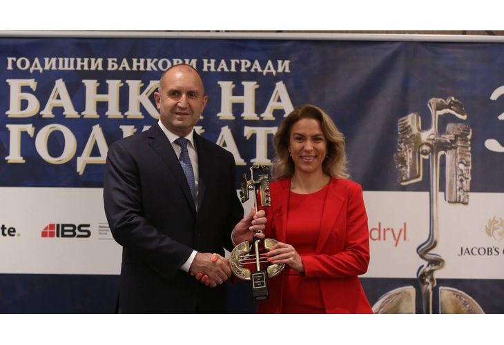 Радев връчва наградата "Банка на годината" на Пощенска банка и нейния директор Петя Димитрова