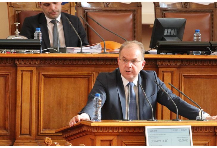 Народният представител от ГЕРБ-СДС Радомир Чолаков прочете декларация от името