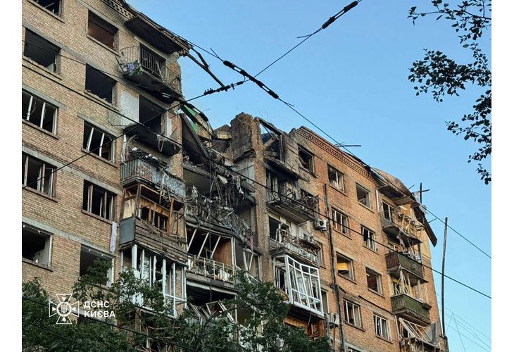 Разрушена жилищна сграда в Киев