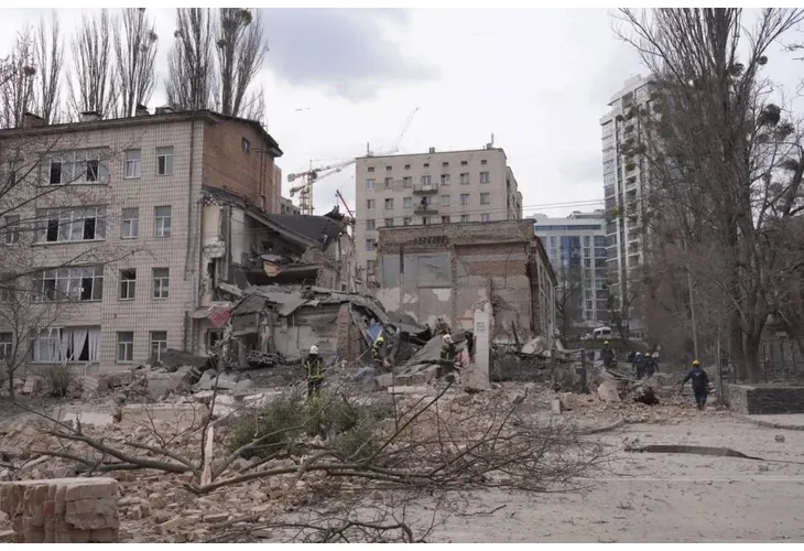 Руски ракетен удар срещу Киев унищожи част от сградата на