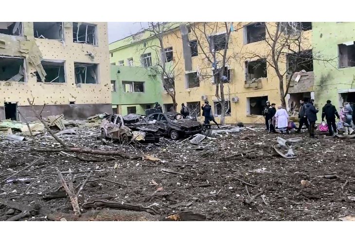 Разрушената от руските военнопрестъпници детска болница в Мариупол
