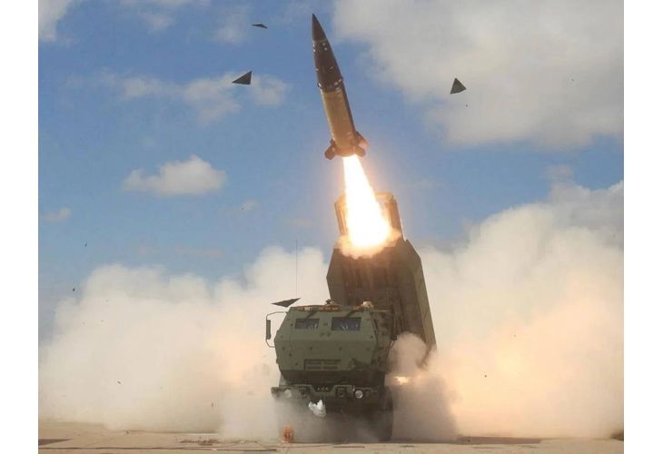 Ракета ATACMS върху установка HIMARS