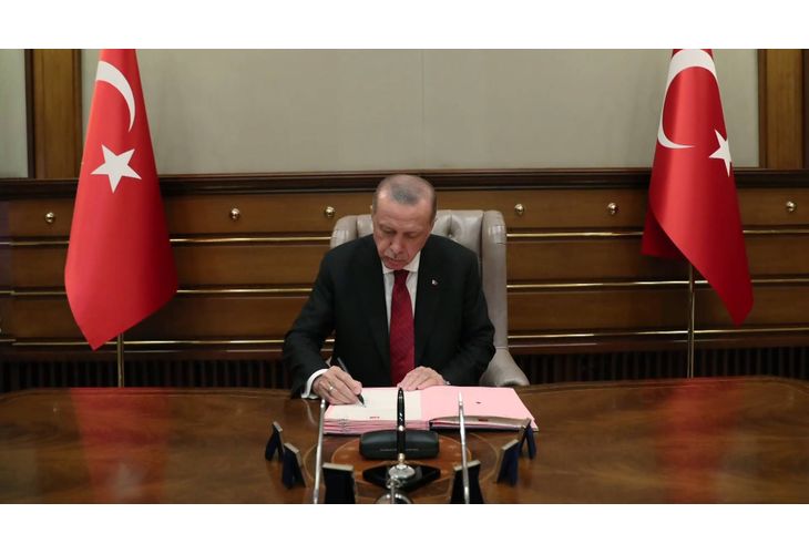 Турският президент Реджеп Тайип Ердоган подписа решение на турския парламент,