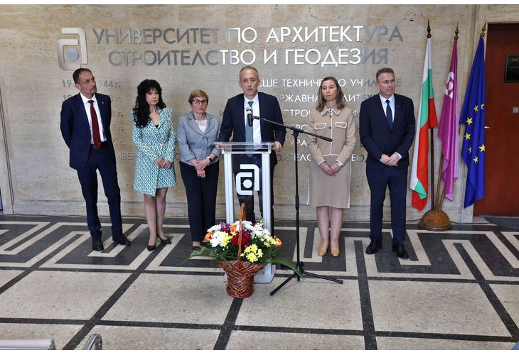 Министърът на образованието и науката Красимир Вълчев, който заедно с ректорите на технически университети обсъдиха мерки за повишаване интереса към кандидатстването с тези предмети Министърът на образованието и науката Красимир Вълчев, който заедно с ректорите на технически университети обсъдиха мерки за повишаване интереса към кандидатстването с тези предмети