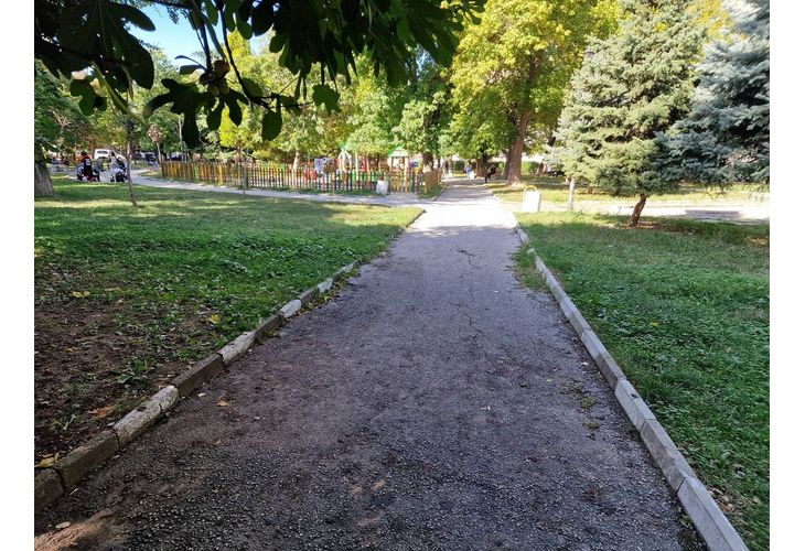Обновяват се Голяма алея (Градският парк), Малка алея (Кучешкият парк)
