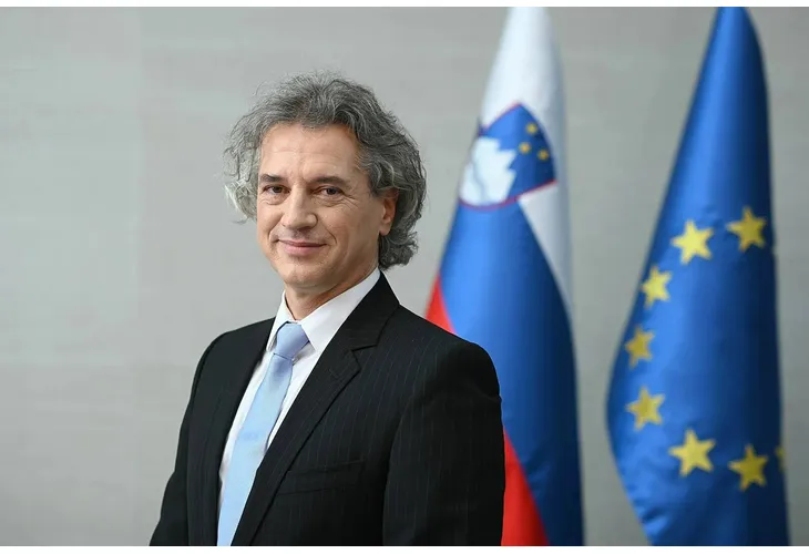 Роберт Голоб