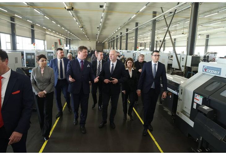 Премиерът посети две от най-големите български военни предприятия – "ВМЗ" и "Арсенал" Премиерът посети две от най-големите български военни предприятия – "ВМЗ" и "Арсенал"