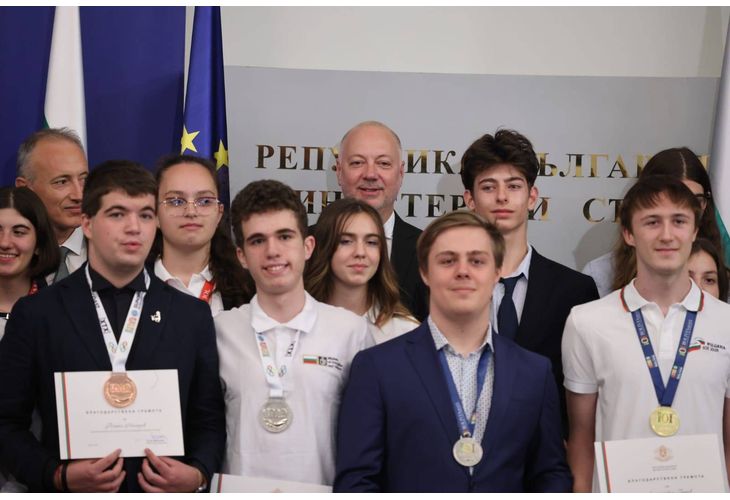 Премиерът Росен Желязков към българските олимпийци по природни науки: С такива светли умове като Вашите бъдещето на България е обещаващо Премиерът Росен Желязков към българските олимпийци по природни науки: С такива светли умове като Вашите бъдещето на България е обещаващо