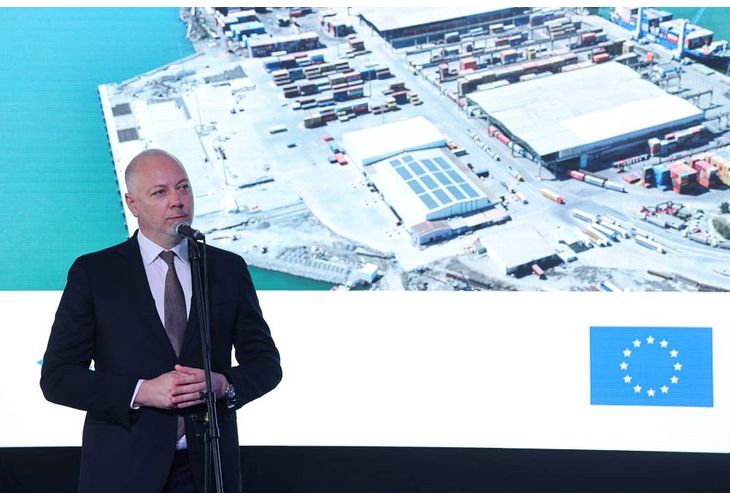 Премиерът Желязков: "Бургас-Запад" ще се превърне в нов хъб за контейнерния транспорт в Черно море Премиерът Желязков: "Бургас-Запад" ще се превърне в нов хъб за контейнерния транспорт в Черно море