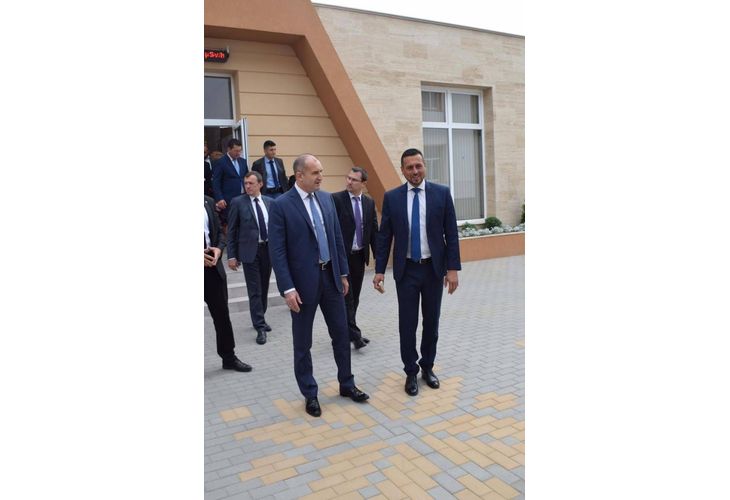 Румен Радев и кметът на Елин Пелин Ивайло Симеонов