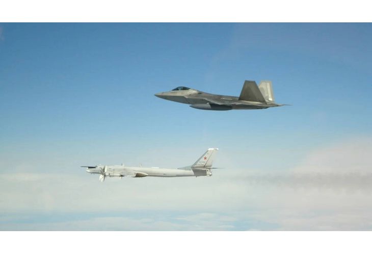 Руски Ту-95 и американски F-22