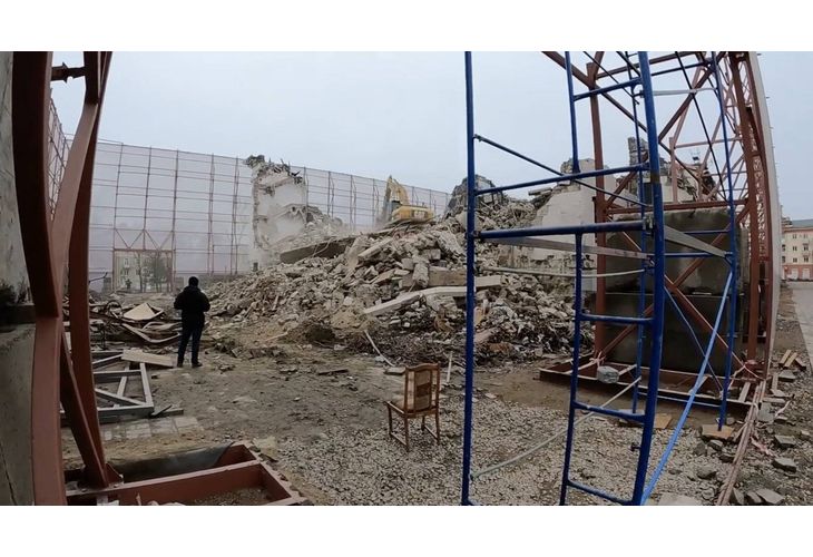 Руските варвари разрушават театъра в окупирания Мариупол