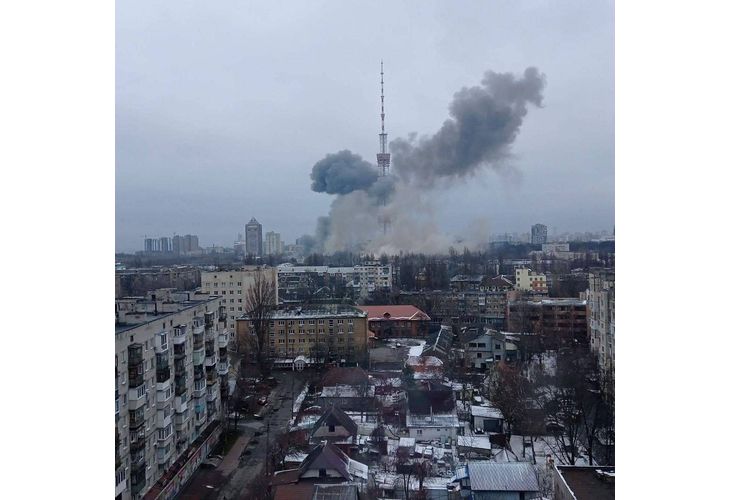 Руските военнопрестъпници удариха телевизионната кула в Киев