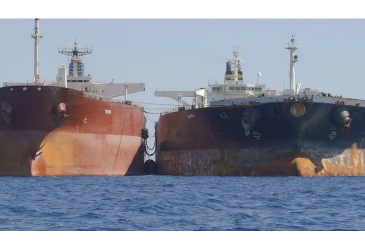 Ръждясали танкери от руския сенчест флот
