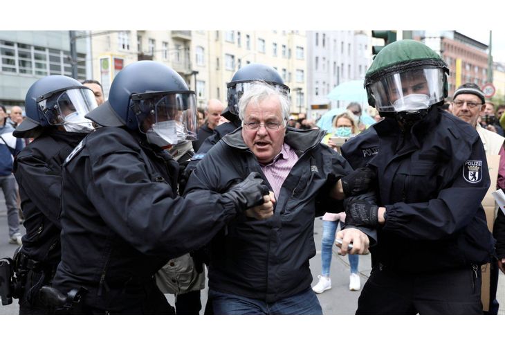 Сблъсъци между полицията и леви демонстранти в Лайпциг