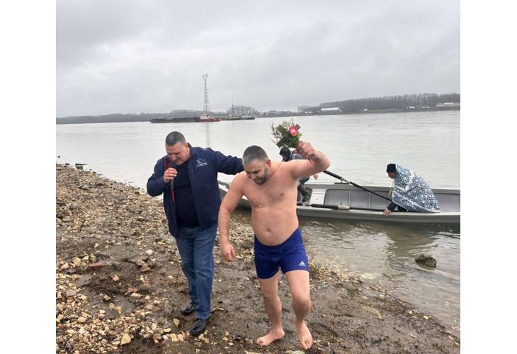 Светият кръст в Оряхово бе спасен от Емил Колев