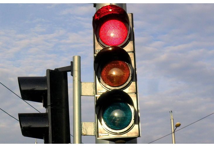 Снимка: Създава се възможност за поставяне на тактилни знаци и брайлово писмо върху бутоните за пешеходци на светофарите