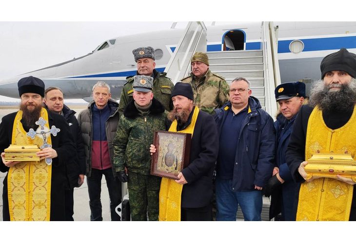 Рашистки свещеници с икони и мощи летяха над Рязанска област със самолет, за да я предпазят от атаки с дронове Рашистки свещеници с икони и мощи летяха над Рязанска област със самолет, за да я предпазят от атаки с дронове