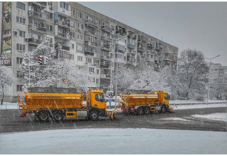 Снегорини чистят в София