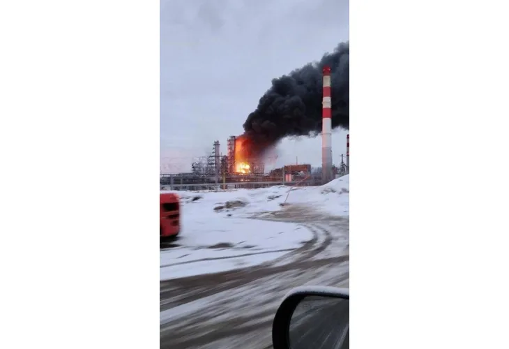 Снимка от мястото на пожара в Лукойл-Нижегороднефтеоргсинтез в град Кстово