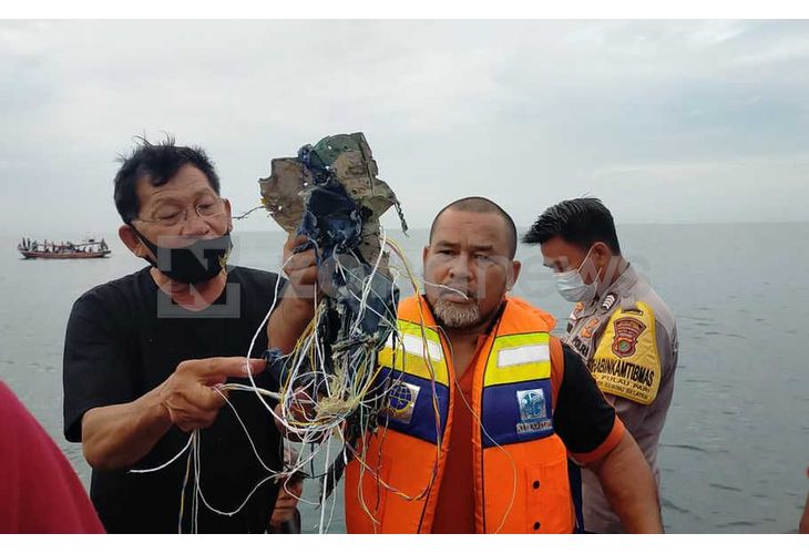Спасителни екипи откриха останки от разбилия се индонезийски самолет