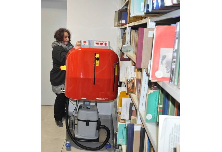 Специализираната машина за почистване на книги Bookshower