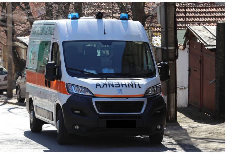 Снимка: Линейка с пациент в тежко състояние и кола се удариха в Стара Загора