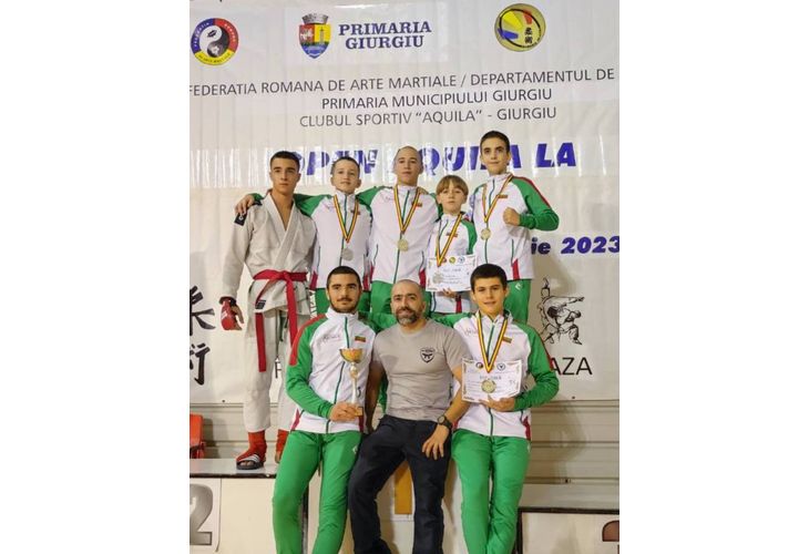 Снимка: Спортният карате клуб "Сенши-до" в Ловеч с двама шампиони от източноевропейското състезание по киокушин