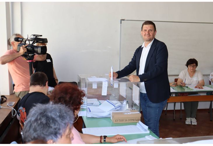 Кметът на Хасково Станислав Дечев гласува и в двата избора днес. За народни представили и евродепутати вотът си той упражни в секция в НТС. „Гласувах и призовавам всички граждани да упражнят правото си на избор днес. Аз гласувах за сигурна Европа, в която всички да живеем в мир, уверени и спокойни. Гласувах за стабилна България, за да приключи цикълът от  избори, за да имаме стабилно правителство, което да подпомага общините, за да се развиваме и да правим градовете си вси по-красиви и добри за живеене“, подчерта градоначалникът. „Важно е да гласуваме, защото нестабилното управление през последните години ни докара огромна инфлация, неработещи фондове, а това е пагубно за страната ни. Трябва да имаме възможност да работим, да усвояваме европейските фондове, да спрем експериментите и да живеем предвидимо, както преди пет години“, заяви Станислав Дечев.  Кметът на Хасково гласува с хартиена бюлетина и подчерта, че е направил този избор, защото машините и днес са дали дефект. „Притесняваме факта, че контролът върху машините не се упражнява по най-правилния начин. Но най-вече, гласувах с хартиена бюлетина, защото деветдесет процента от Европа гласува с хартия и това е доказаният и коректен начин за гласуване. Във всяка секция има представители на всички политически партии, така че когато се говори за некоректност, то тя би трябвало да произлиза от всички“, коментира Станислав Дечев. 