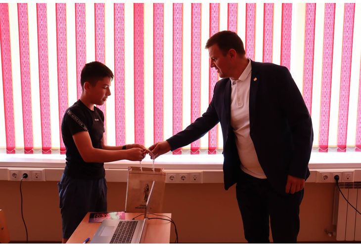Кметът на Хасково се срещна с ученикът, който спечели първо място на регионалния кръг в IT олимпиада